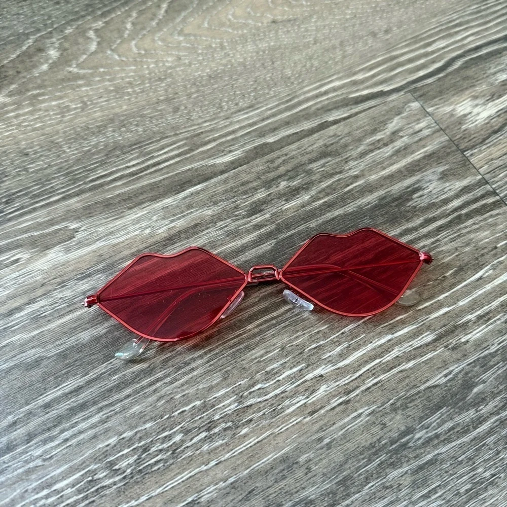 Women’s Retro Red Lips Novelty Sunglasses – Bold Y2K Statement Accessory